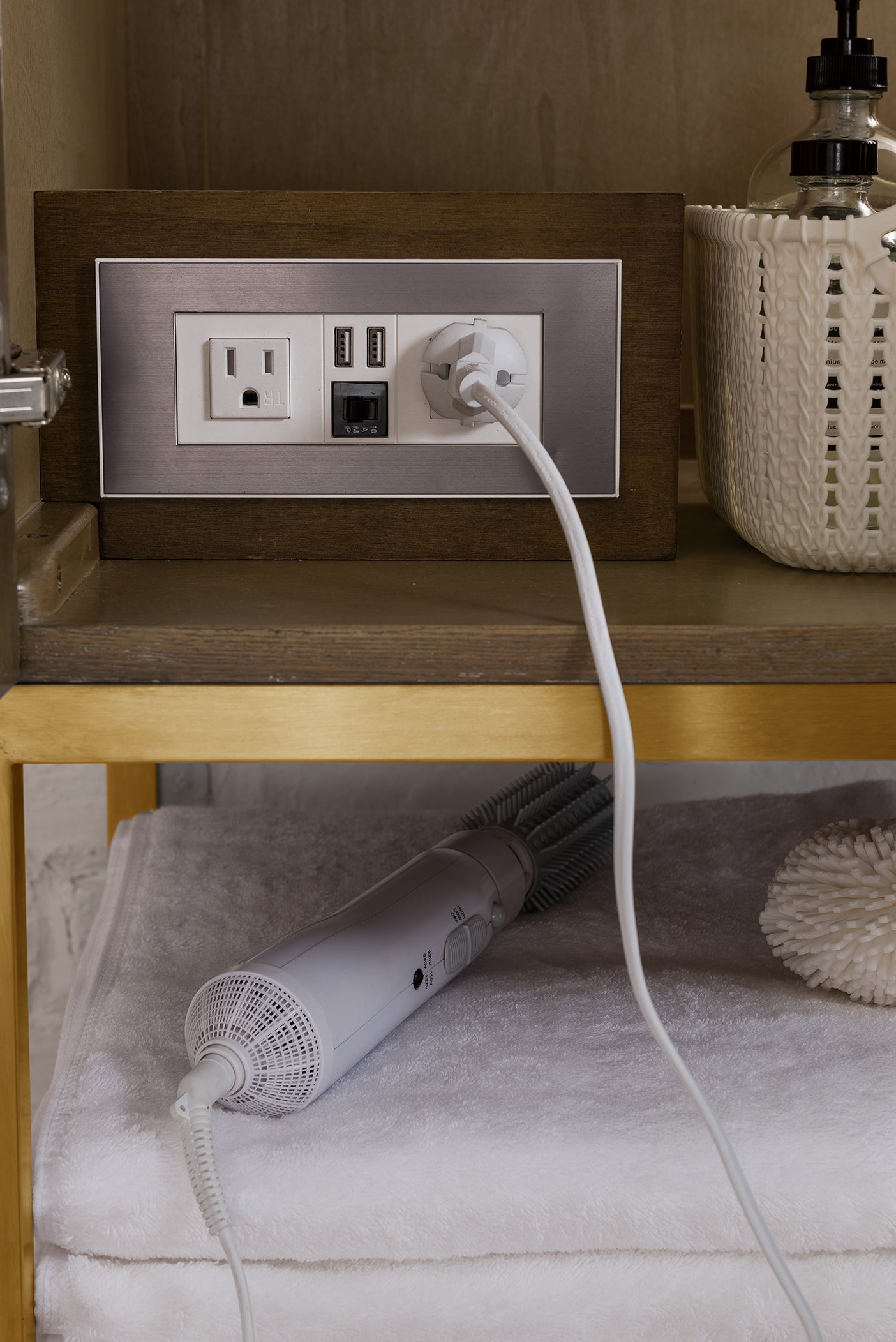 Columbia 36" Single Vanity, Latte Oak, Radiant Gold w/ Glossy White Composite Stone Top