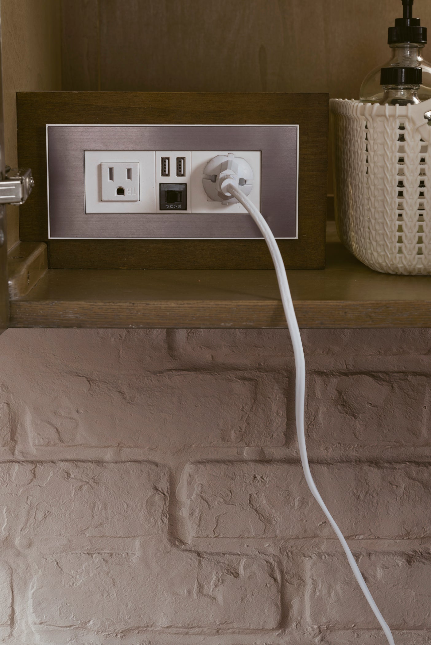 Columbia 36" Single Wall Mount Vanity, Latte Oak, Brushed Nickel w/ Glossy White Composite Stone Top